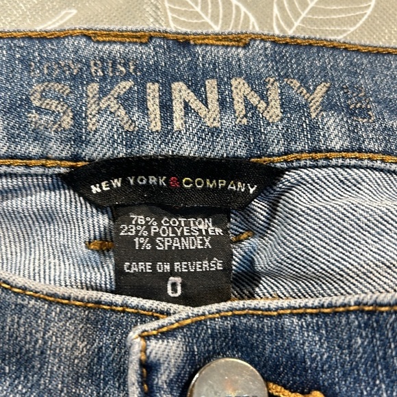 Ladies New York & Company Skinny Jeans. - Picture 3 of 7